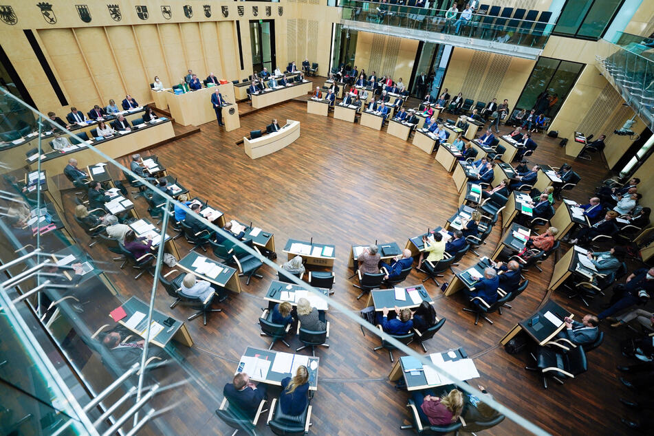 Blick in den Plenarsaal im Bundesratsgebäude. Der Bundesrat beschloss gestern neben der "Wohngeld Plus"-Reform, u. a. die Einführung des Bürgergeldes und ein Triage-Gesetz.