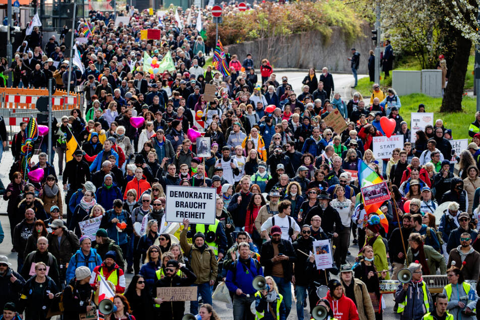 Zahlreiche Menschen nahmen an der Demonstration der Initiative "Querdenken" am Karsamstag teil und zogen mit dem Ziel Cannstatter Wasen durch die Stuttgarter Innenstadt.