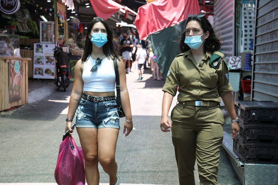 Erstmals seit Beginn der Pandemie sind in Israel an einem Tag mehr als 3000 Neuinfektionen mit dem Coronavirus erfasst worden. Das Gesundheitsministerium teilte am Donnerstag mit, am Vortag seien 3074 neue Fälle registriert worden.