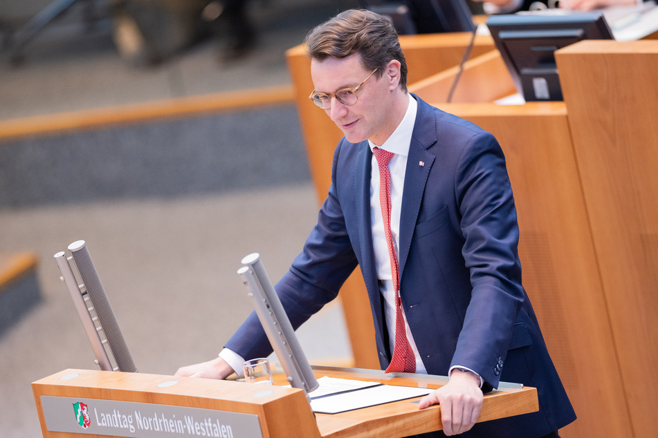 NRW-Ministerpräsident Hendrik Wüst (47, CDU) sieht "keine Grundlage für Gute Gespräche" beim Flüchtlingsgipfel am Mittwoch.