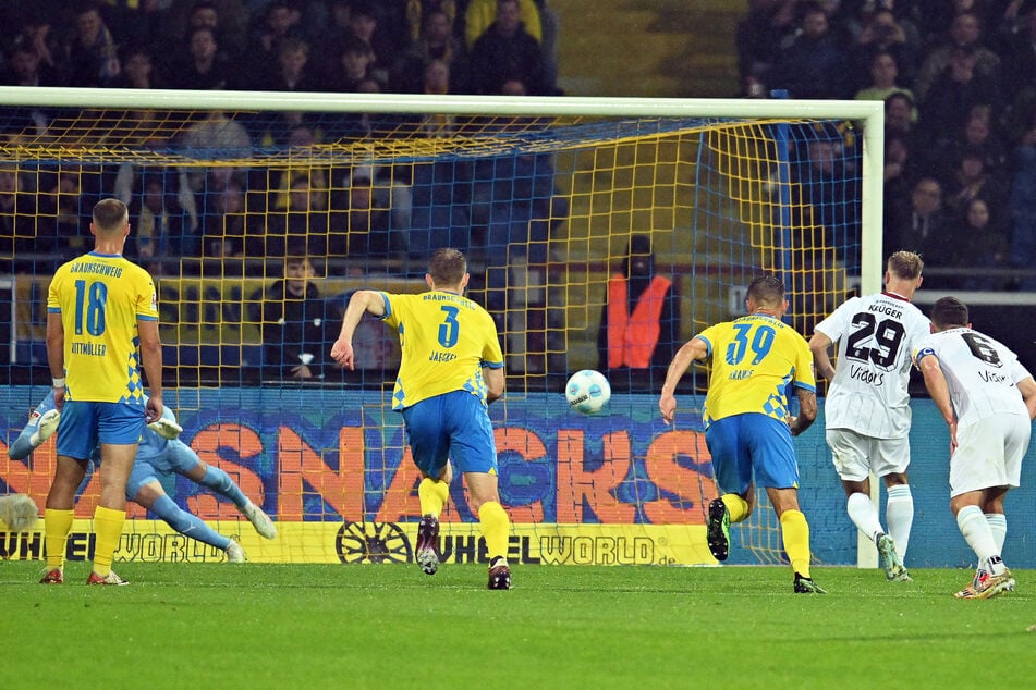 Mit dem 1:0 per Elfmeter leitete Saarbrücken die Aufholjagd ein.