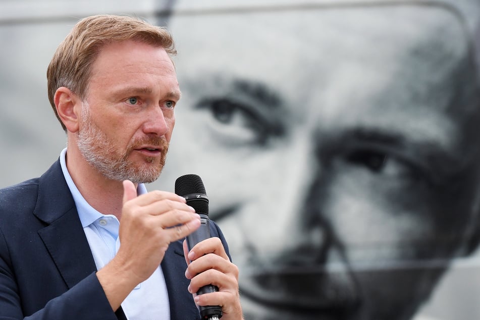 Bayern, Garmisch-Partenkirchen: FDP-Parteichef und Spitzenkandidat der FDP zur Bundestagswahl 2021, Christian Lindner, spricht bei einer Wahlkampfveranstaltung der FDP auf dem Rathausplatz.