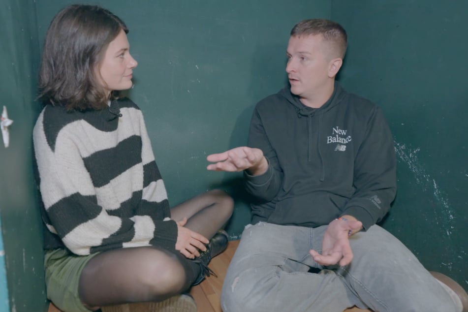 Gemeinsam mit Aaron Troschke rollt Joyce Ilg den Skandal-Shitstorm von vor vier Jahren noch einmal auf.