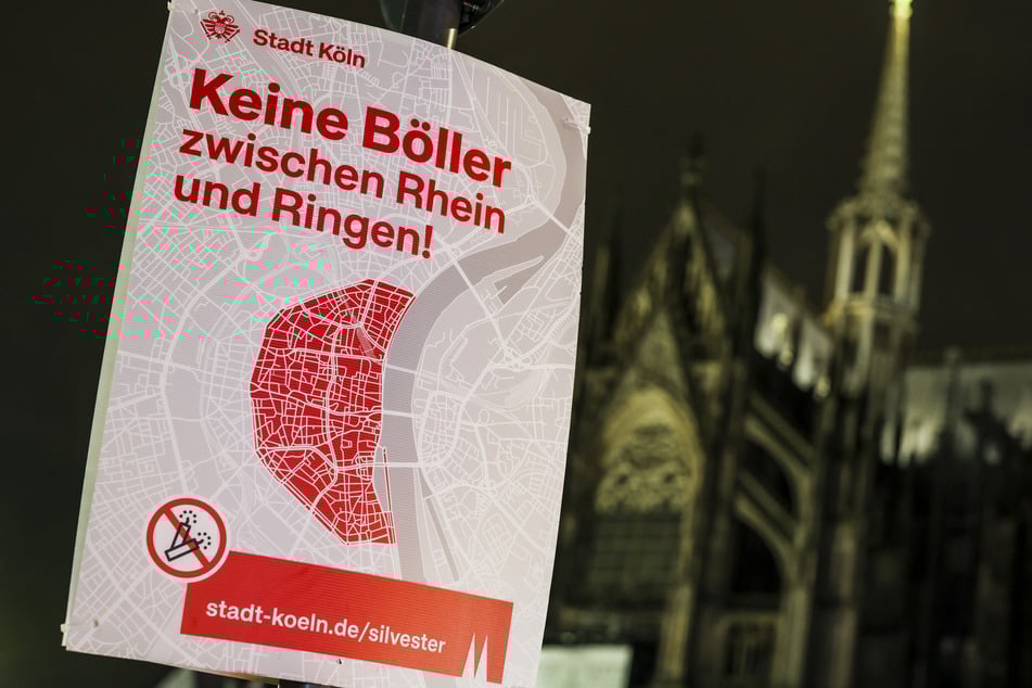 An Silvester 2025/26 gilt in Köln wieder eine große Böllerverbotszone. (Archivfoto)