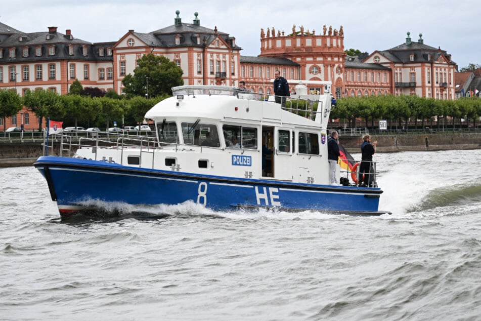 Unter anderem suchten mehrere Polizeiboote nach der vermissten Ehefrau. (Symbolbild)