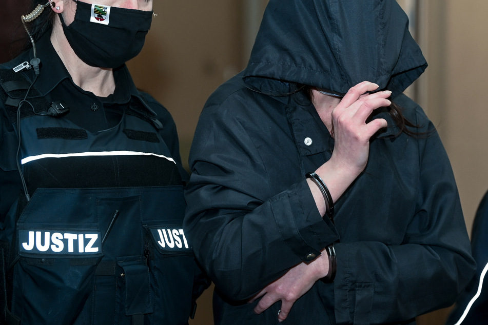 Tims (†2) 36-jährige Mutter ist unter anderem wegen fahrlässiger Tötung angeklagt.