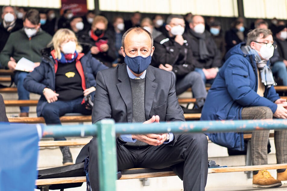 Friedrich Merz (65) wurde in einem Fußballstadion im sauerländischen Arnsberg zum CDU-Direktkandidaten gewählt.