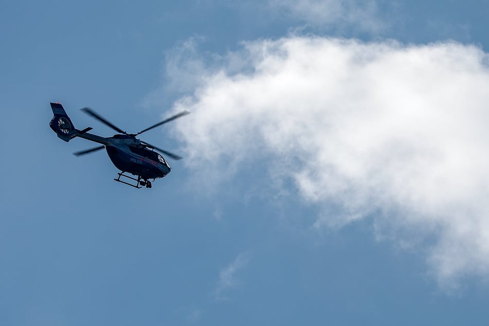 Ein Polizei-Hubschrauber unterstützte am Dienstag aus der Luft die Suche nach einem Tatverdächtigen. (Symbolfoto)