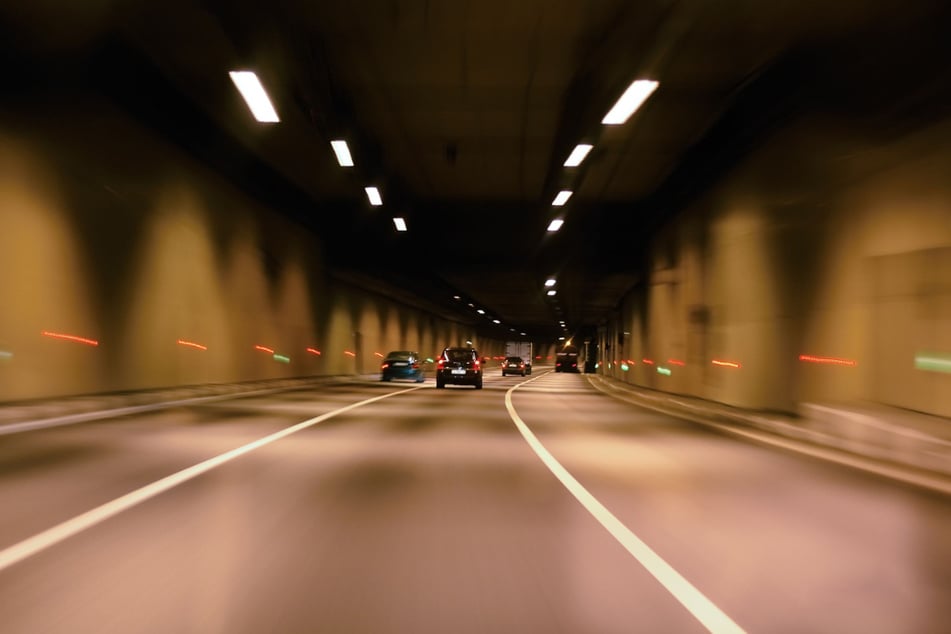 Nach dem Unfall im Coschützer Tunnel fuhr der Sattelzug-Fahrer einfach weiter. Beamte stellten ihn erst auf der nächsten Autobahn. (Symbolbild)