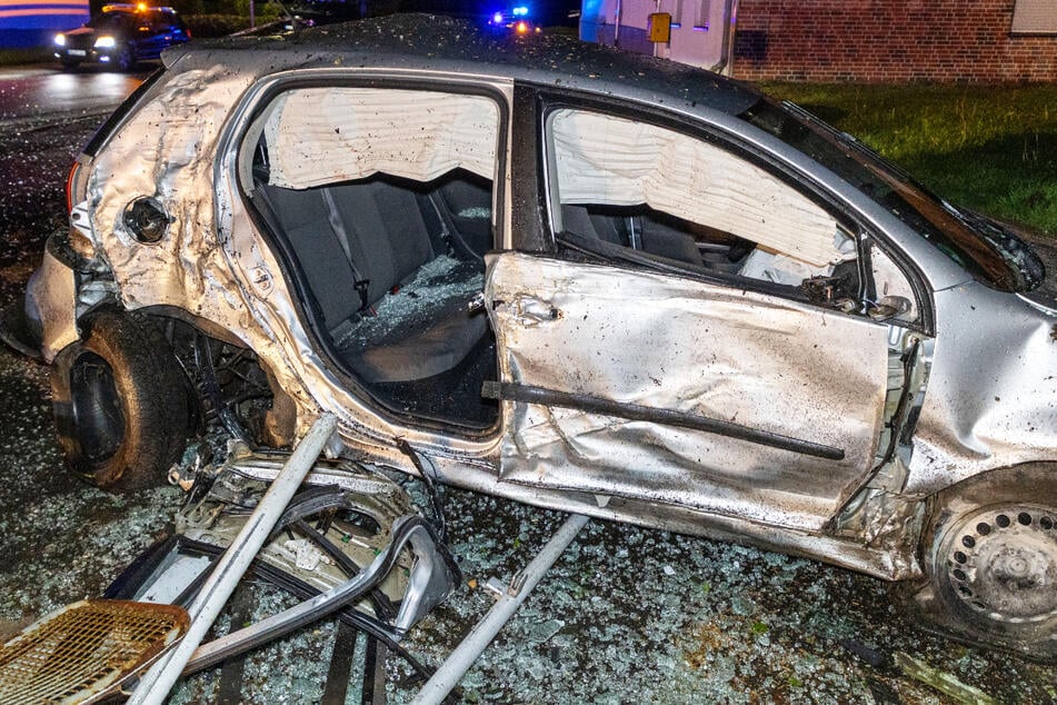 Der VW Golf wurde bei dem Unfall in Grebenhain massiv beschädigt. Vom Fahrer des Wagens fehlt derzeit noch jede Spur.