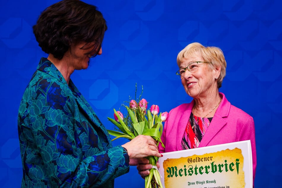 Die zum Blazer der Friseurmeister-Jubilarin Birgit Krauß (75) passenden Tulpen wurden von Beatrice Kade-Günther, Geschäftsführerin der Friseur- und Kosmetikerinnung, übergeben.