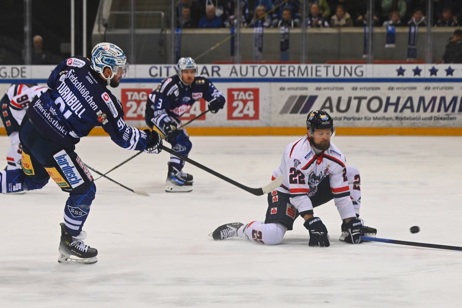 Travis Turnbull (l.) traf im dritten Abschnitt zu den sicher geglaubten drei Punkten.