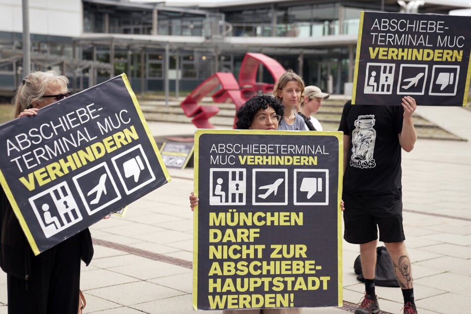 Aktivisten stellten sich mit einer Kundgebung gegen den Bau eines Abschiebeterminals. Dieser bekam nun jedoch Grünes Licht.
