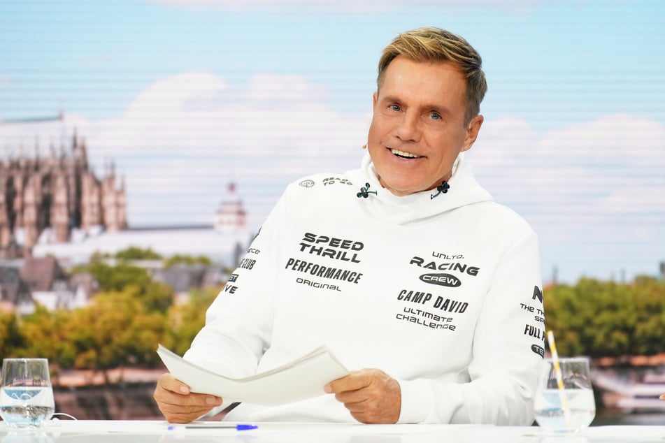 Dieter Bohlen (72) ist sichtlich gut gelaunt: Der Pop-Titan freut sich über das unerwartete Wiedersehen mit Menowin.