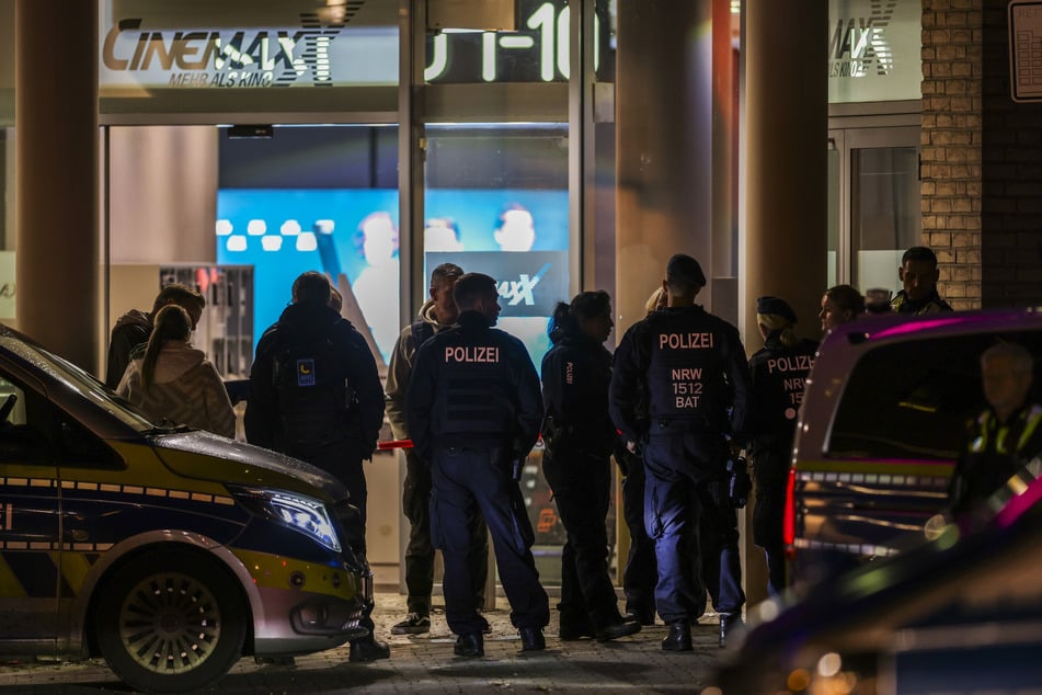 Im Foyer des Cinemaxx Kinos am Krefelder Hauptbahnhof wurde am Donnerstagabend der Mann von der Polizei niedergeschossen.