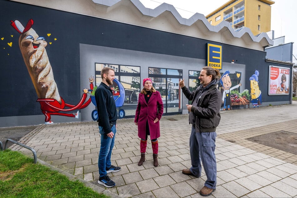 Das Brühl-Spiegelbild am Edeka-Markt am Brühl ist ein echter Hingucker: Auch Marktleiter Paul Fuchs (26, l.), Hanka Kliese (42) und Guido Günther (42) sind begeistert.