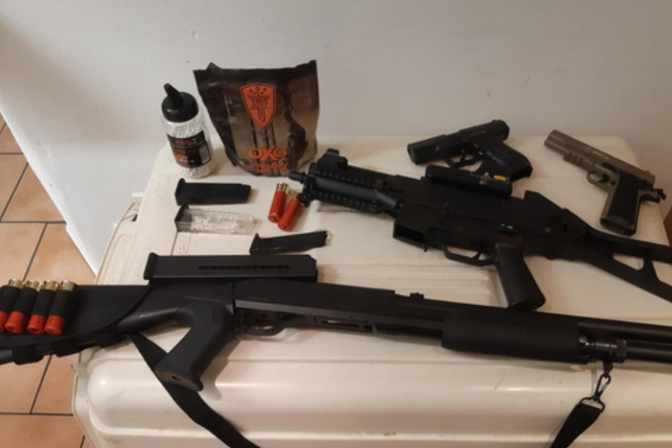 Die sichergestellten Softair-Waffen sehen täuschend echt aus.