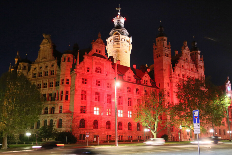 Am Montag wird Leipzig in flammendem Rot erstrahlen, wie hier einst das Neue Rathaus. (Symbolbild)