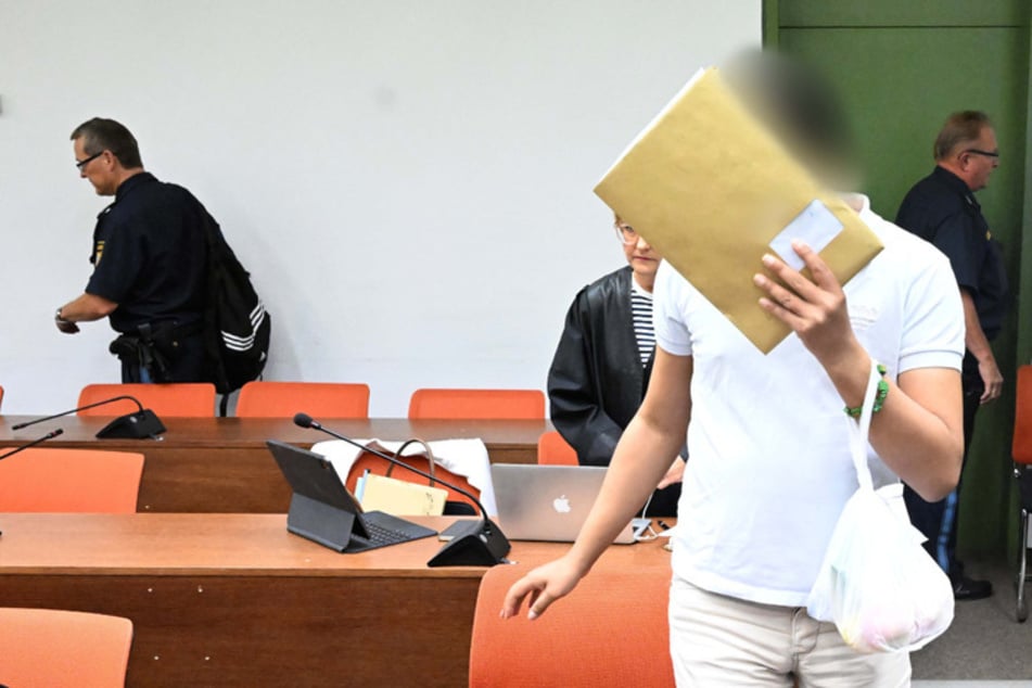 Der Mann (r.), der die 40-Jährige brutal getötet hatte, gestand seine Tat vor Gericht. (Archiv)