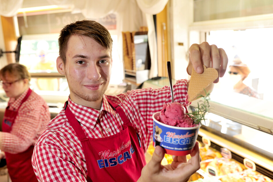 Moritz Müller (18) hat einen Becher mit Erdbeer-Rosmarin-Eis kreiert. Im "Marschner's" gibt es mehrere Eis-Fusionen mit Gewürz- oder Gemüse-Noten.