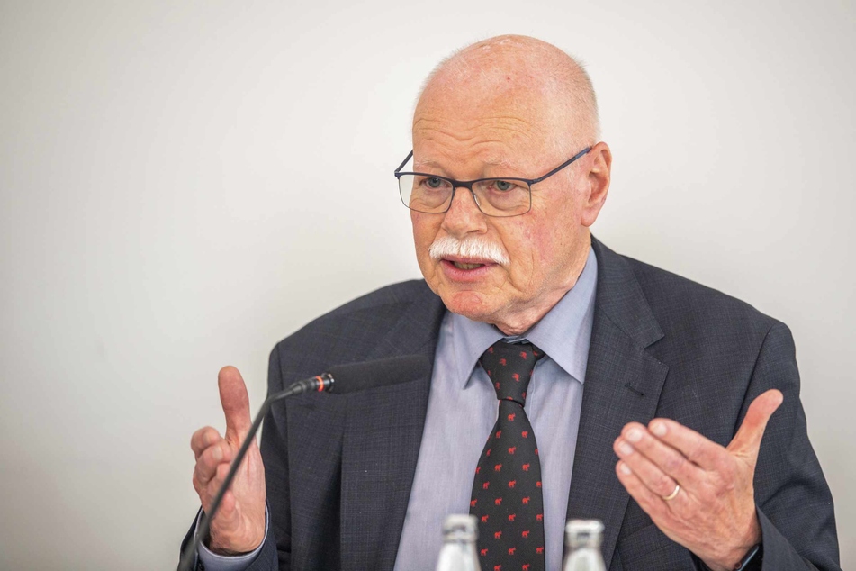 Bremens Innensenator Ulrich Mäurer (71, SPD) droht den Sportwettbüro-Inhabern.
