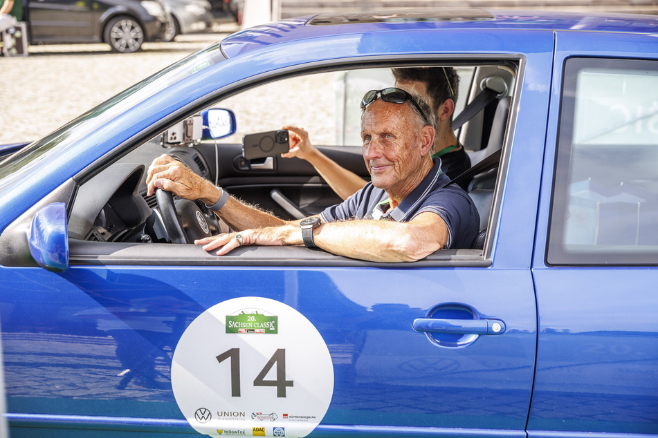 Ex-Rennpilot Hans Joachim Stuck (72) im blauen Golf R32.