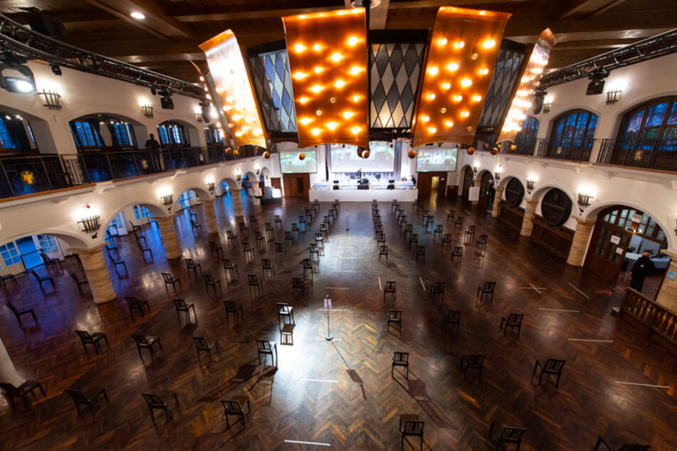 Blick in den großen Saal im Münchner Löwenbräukeller vor Beginn der ersten Gläubigerversammlung im Wirecard-Insolvenzverfahren.