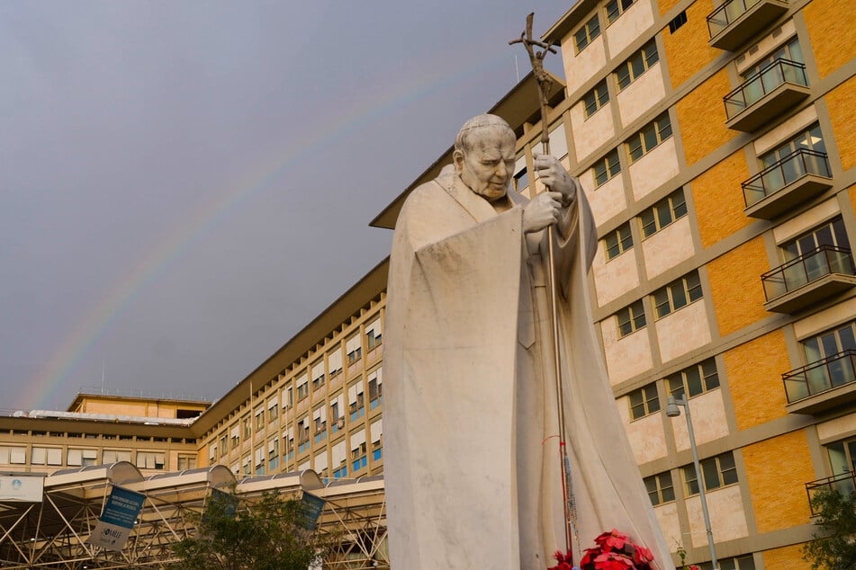 Papst Franziskus (88) musste ins Krankenhaus eingeliefert werden.