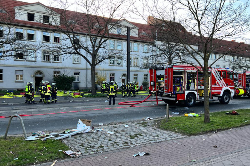 Den Feuerwehrleuten bot sich ein Bild der Verwüstung, als sie am Ort des Geschehens im Magdeburger Süden ankamen.