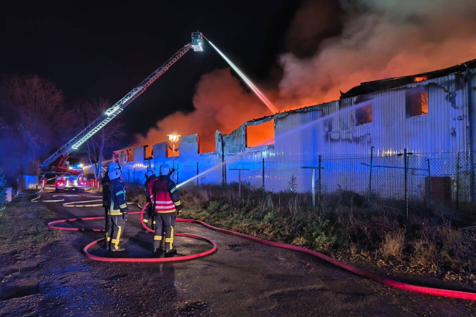 Die Feuerwehr konnte die Halle nur von außen und über eine Drehleiter bekämpfen.