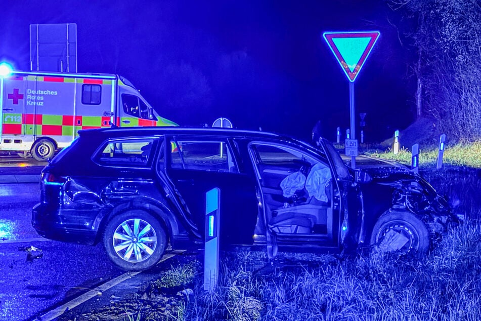 Der VW kam erst in einem Grünstreifen zum Stehen.