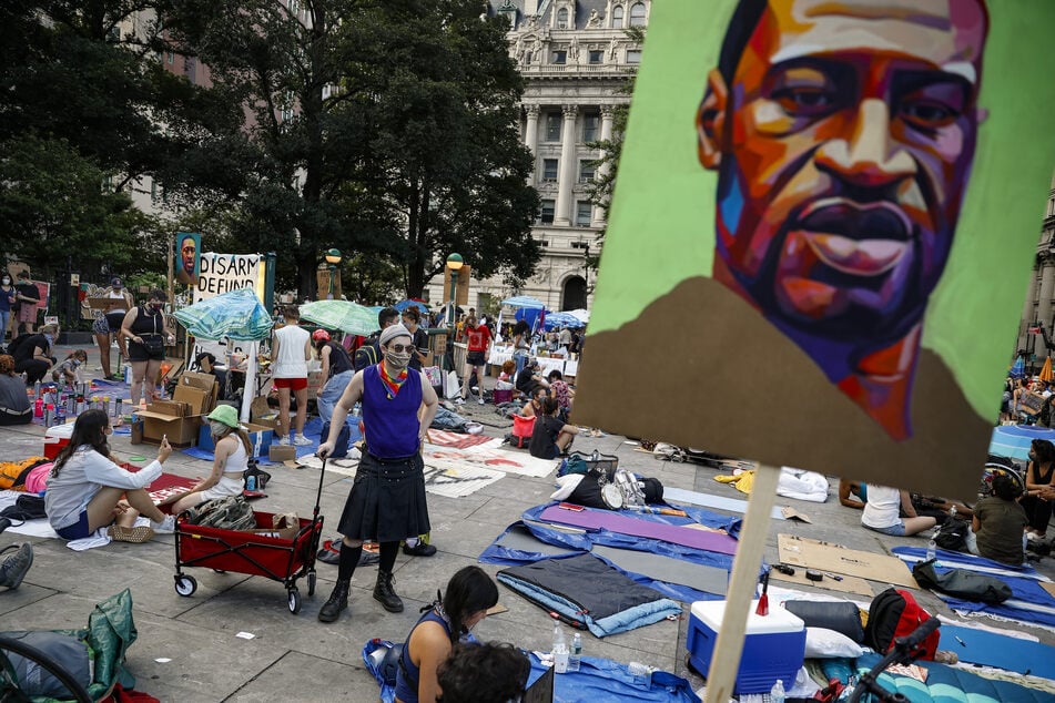 Kunstwerke mit dem Bildnis von George Floyd sind in einem Protestcamp vor dem Rathaus zu sehen. Der unbewaffnete Floyd war am 25. Mai in der Stadt Minneapolis im Bundesstaat Minnesota bei einer brutalen Festnahme ums Leben gekommen.