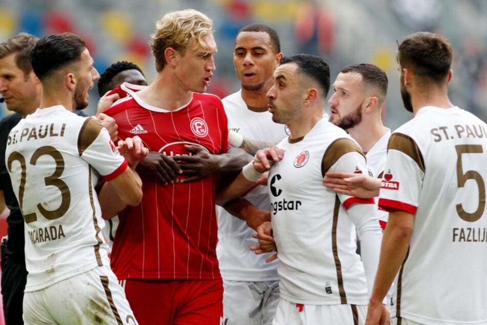 Im Hinspiel zwischen dem FC St. Pauli und Fortuna Düsseldorf ging es hoch her. Am Ende gingen die Rheinländer als Sieger vom Platz.