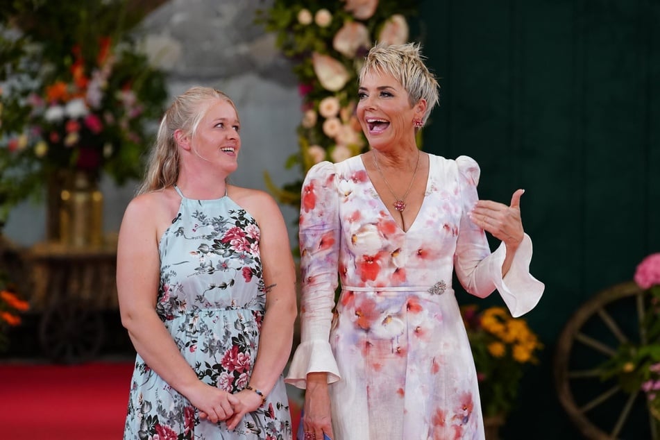 Landwirtin Insa (29), hier mit Moderatorin Inka Bause (56) hat von ihren Kandidaten eine Absage erhalten.