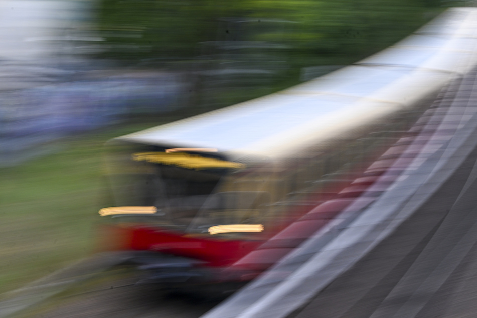 Fahrgäste der S-Bahn brauchen am Montagmorgen in Berlin auf mehreren Linien Geduld. (Symbolbild)