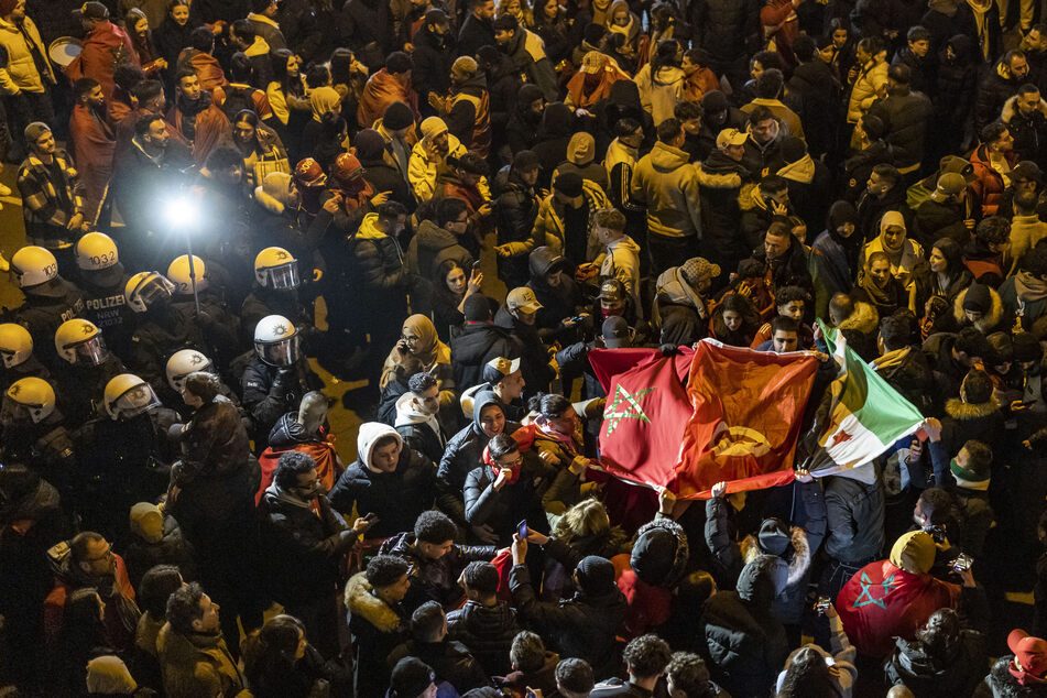 Tausende auf den Straßen: NRW-Fans rasten nach Marokko-Sieg aus