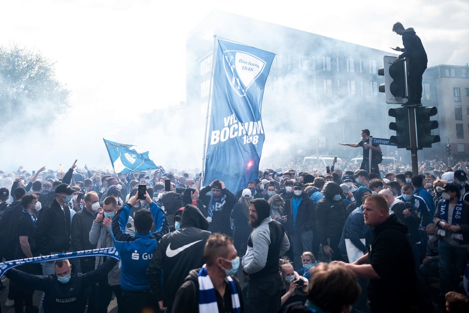 Anhänger des VfL Bochum feierten nach dem Aufstieg der Mannschaft auf der Castroper Straße. Die Polizei rief die Anhänger dazu auf, von den Schildern herunterzukommen.