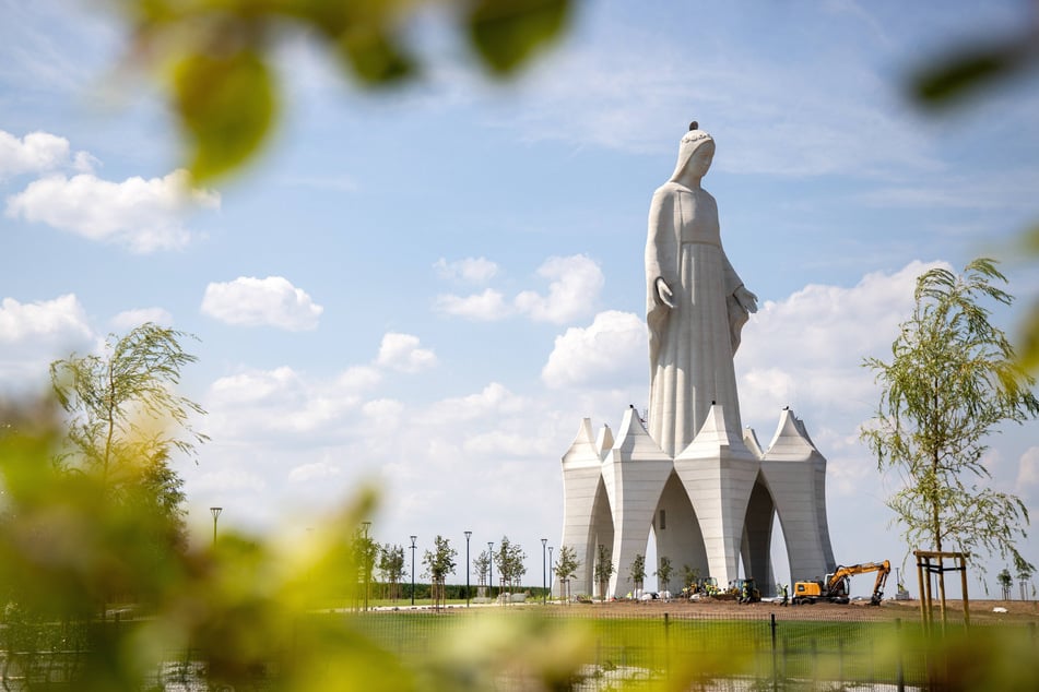 "Pomnik Matki Boskiej" (Denkmal der Muttergottes) ist über 40 Meter hoch und damit wohl die "größte Marienstatue Europas" - zumindest laut der polnischen Presse.