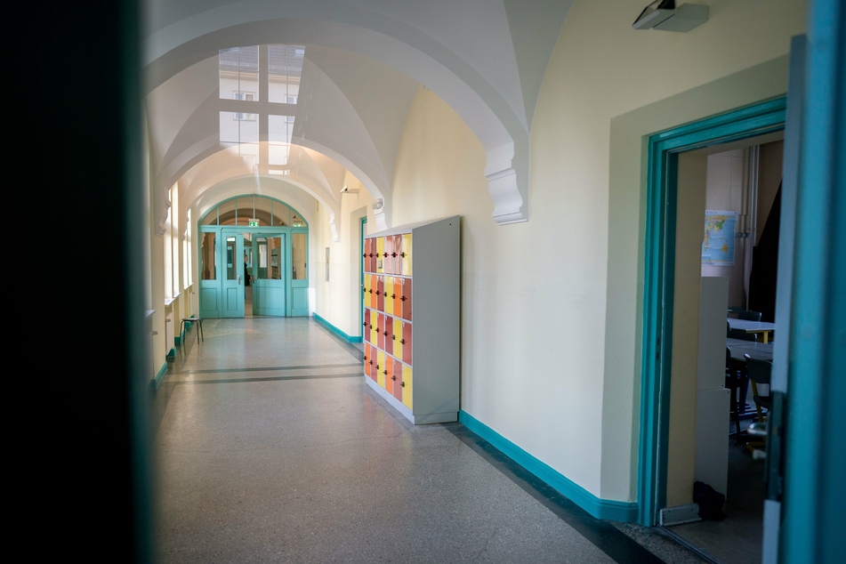 Leere Flure sind im Berliner Stadtteil Friedenau in einer Schule zu sehen. Um die Ausbreitung des Coronavirus zu verlangsamen, waren in der Hauptstadt Schulen und Kitas geschlossen. Wie und wann sollten Schulen und Kindergärten in der Corona-Pandemie wieder öffnen? Diese Frage zählt derzeit zu den am meisten diskutierten in der Politik.