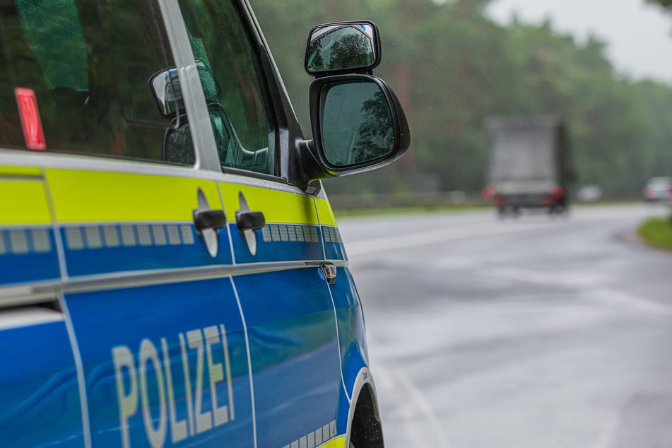 Bei einer Verfolgungsjagd mit der Polizei kollidierte ein Kleinwagen mit zwei Lkws. (Symbolbild)