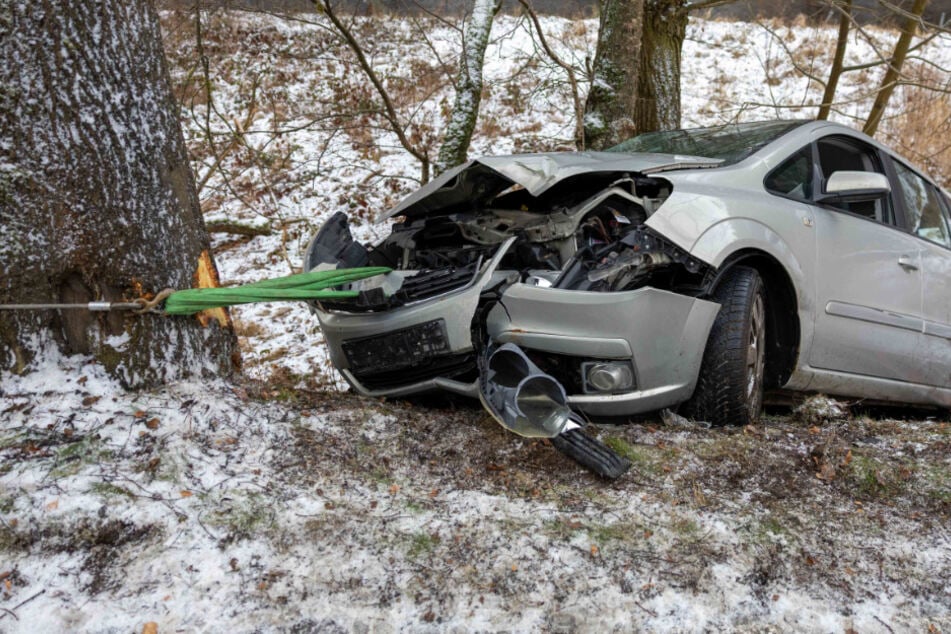 Opel fliegt aus Kurve und kracht gegen Baum