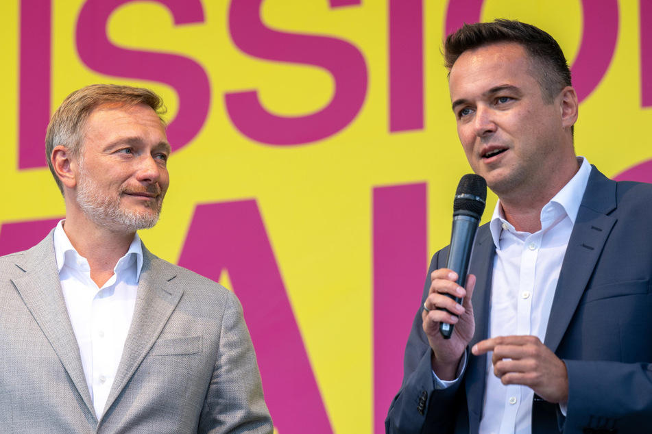 FDP-Chef Christian Lindner (45, l.) und Sachsens Spitzenkandidat Robert Malorny (45) auf einer Wahlkundgebung auf dem Chemnitzer Theaterplatz.