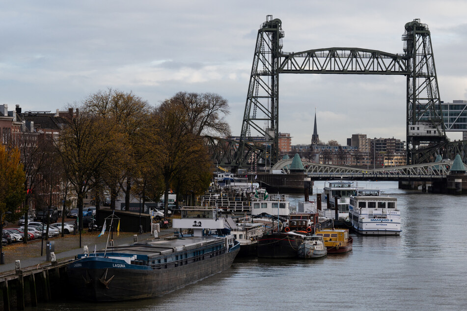 Die historische Koningshaven-Brücke in der Innenstadt von Rotterdam. Die Einheimischen nennen sie liebevoll "De Hef".