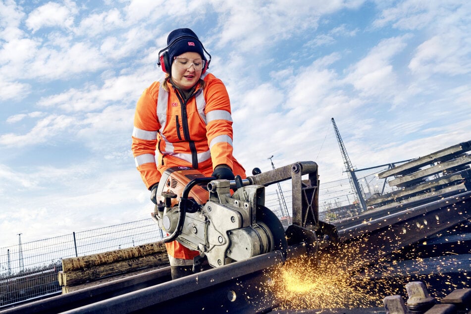 Der Einstieg zum Traumjob: Als Straßenbauer, Tiefbauer oder Gleisbauer (w/m/d) bei der Deutschen Bahn in Halle (Saale).