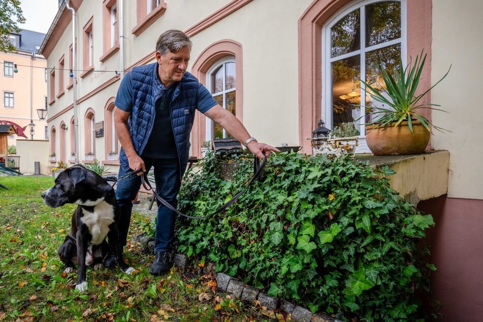 Jörg und Köhler (59) und Hund Balu (5) am Notausgang.