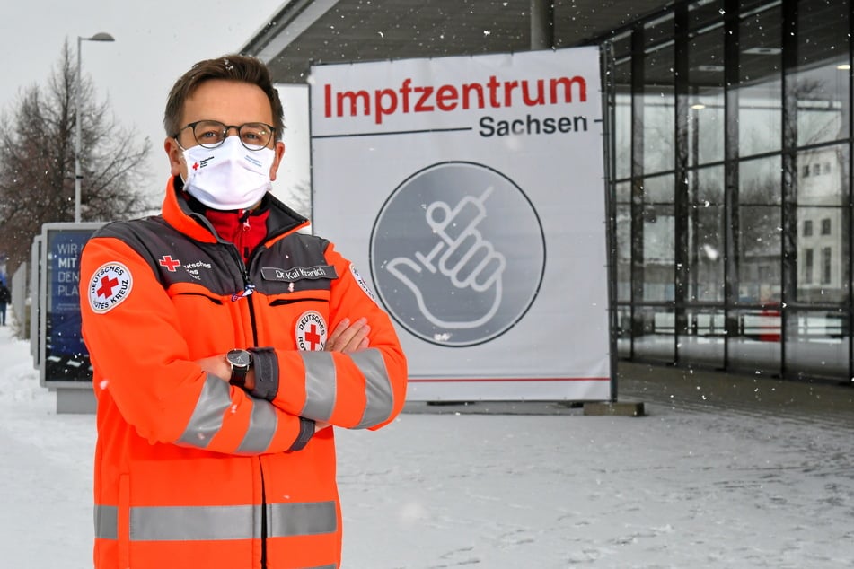 Seit vergangenem Montag im Regelbetrieb: DRK-Sprecher Dr. Kai Kranich (39) vor dem Dresdner Impfzentrum auf der Messe. Bislang wurden hier zumeist Beschäftigte aus dem medizinischen Bereich und Feuerwehrleute geimpft.
