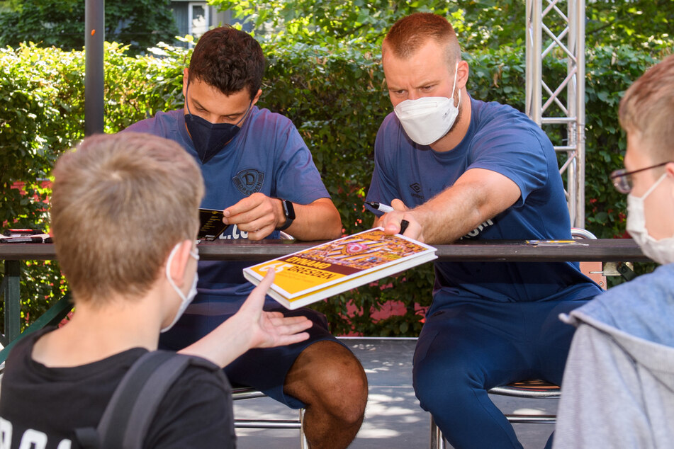 Auch die jungen Fans kamen auf ihre Kosten und holten sich Autogramme von Philipp Hosiner und Sebastian Mai (r.).