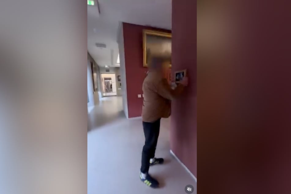 Das von den Aktivisten der Gruppe "Everyone hates Elon" aufgehängte Bild wurde kurze Zeit später wieder entfernt.