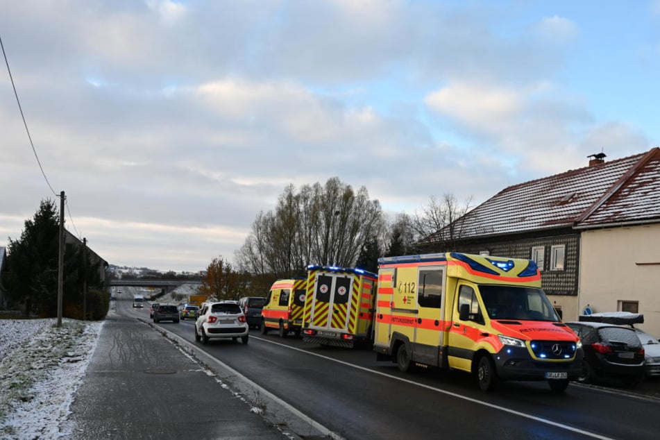 Crash in der Lausitz: Vier Autos in Auffahrunfall verwickelt, drei Personen verletzt