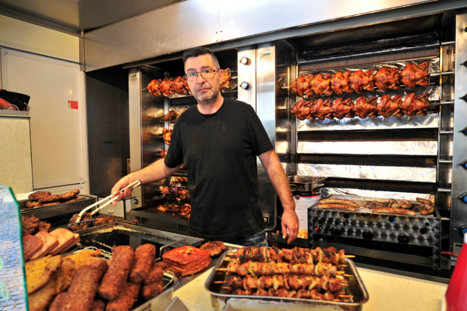 Grillchef Heiko Rist (45) aus Sankt Egidien arbeitet gerne und viel. Es gab keine Volksfeste, ihm fehlen 50 Prozent Jahresumsatz.